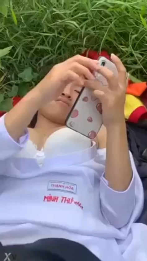 Dẫn nàng vào bụi rậm, vuốt ve bộ ngực căng mọng đầy khát khao.