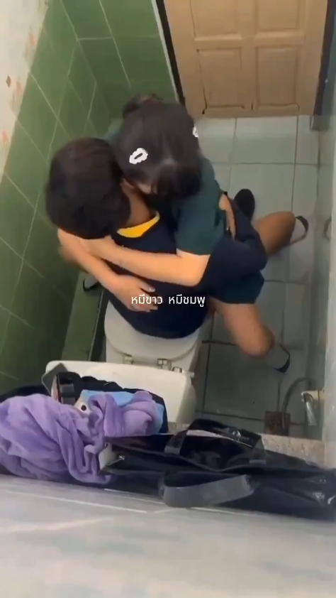 Em Học Sinh Xinh Đẹp Thái Lan Làm Tình Cuồng Nhiệt Trong Toilet Trường Học