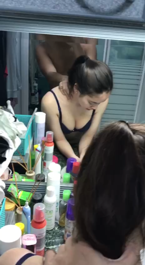 Em là con chó cái dâm đãng ướt át trong phòng tắm đầy khát khao tình dục