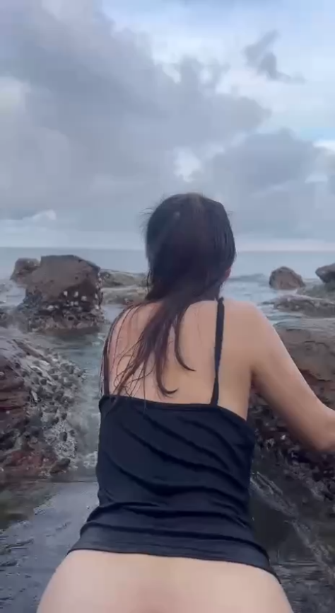 Em quỳ doggy mặc đồ lót đen quyến rũ ngay bờ biển nóng bỏng đầy cát.