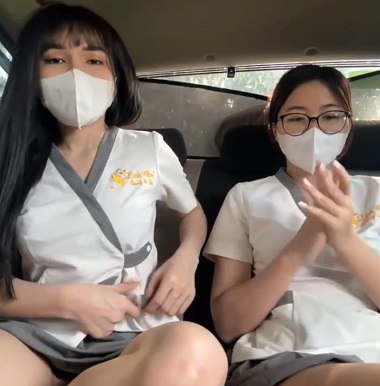 Phim sex Liếm Lồn - Hai cô gái tự sướng trong taxi đêm khuya