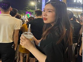 Lyna mê mẩn cảm giác bị bắn tinh nóng hổi sâu bên trong.