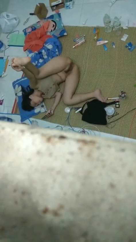 Quay lén mỹ nữ sinh viên xinh đẹp bỏ quên quần lót trong ký túc xá nóng bỏng